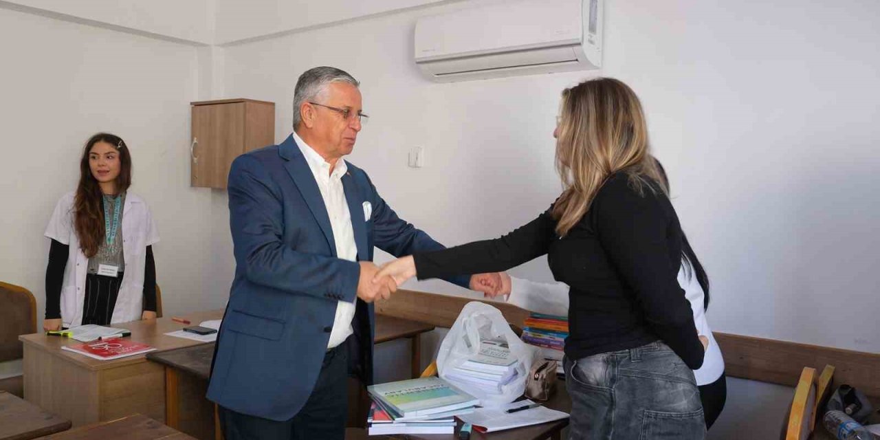 Öğrencilere Ücretsiz Kitapları Dağıtıldı