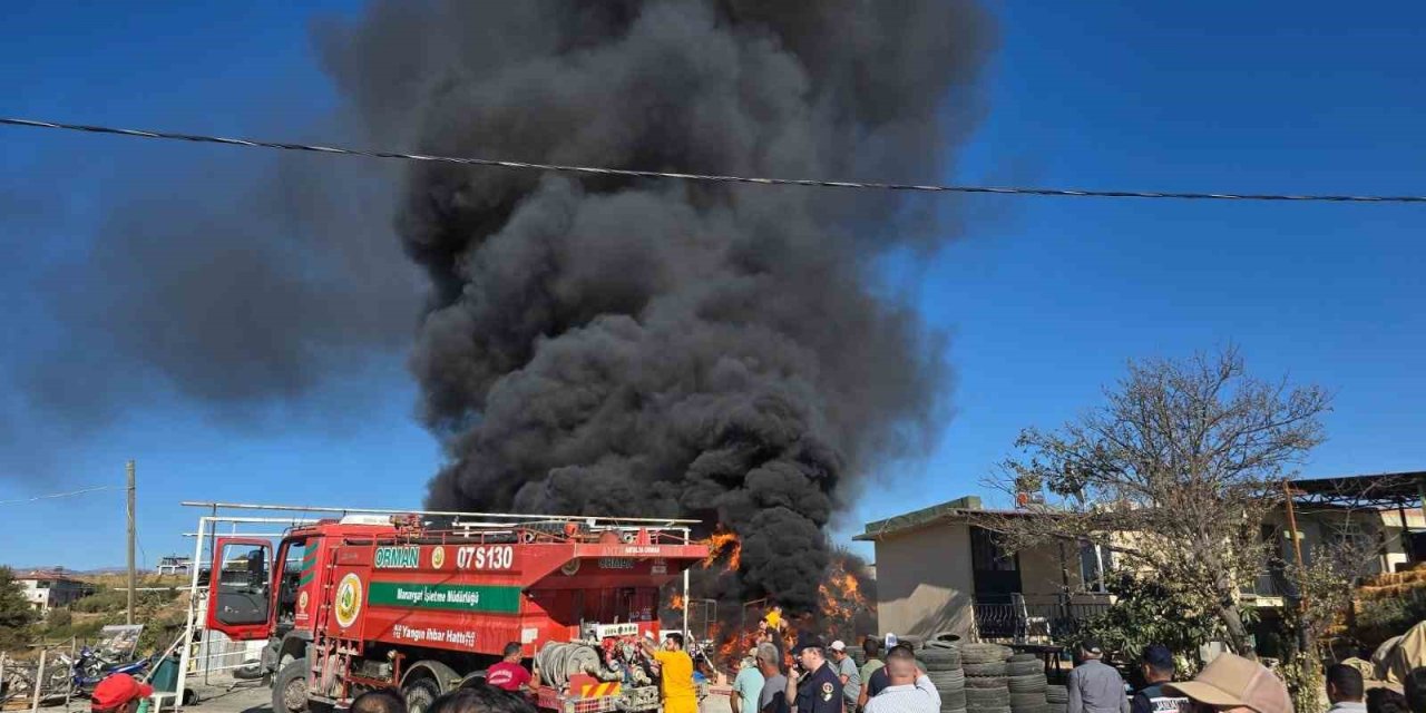 Lastikçide Başlayan Yangın 3 Bin Balya Samanı Küle Çevirdi