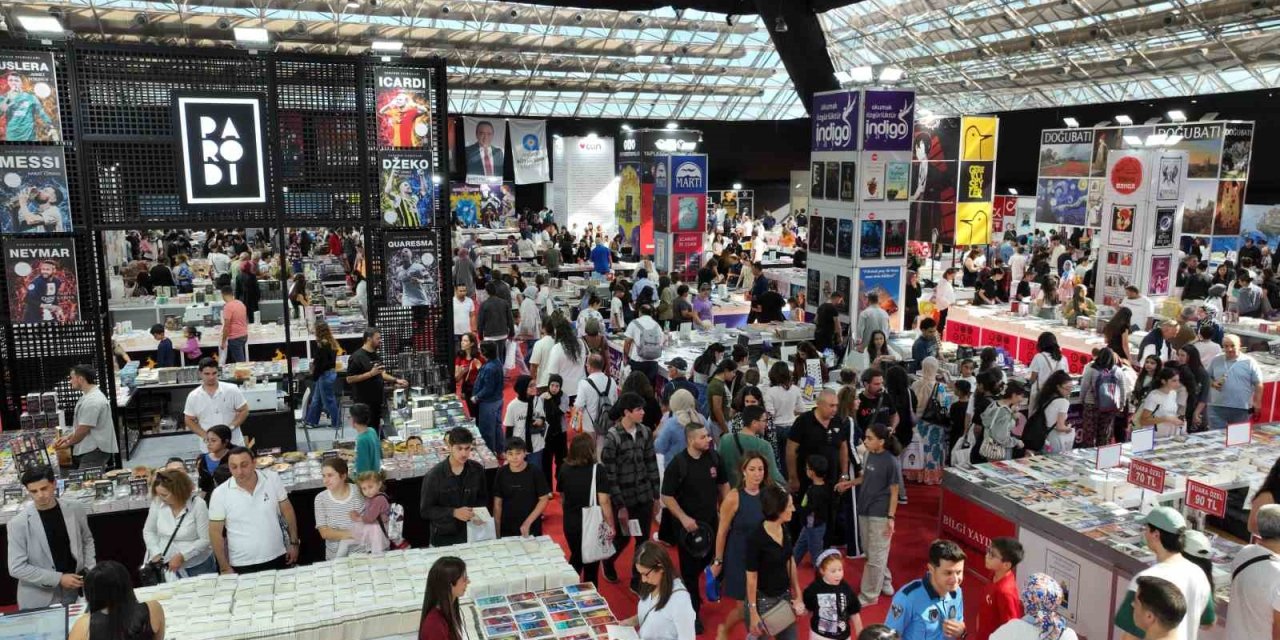 Antalya Kitap Fuarı Ziyaretçi Akınına Uğruyor