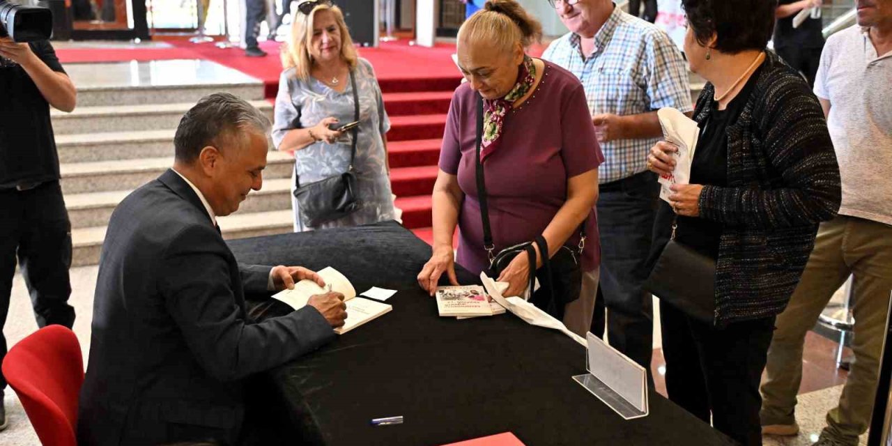 Başkan Uysal, Yeni Kitabının İmza Gününde Okurlarıyla Buluştu