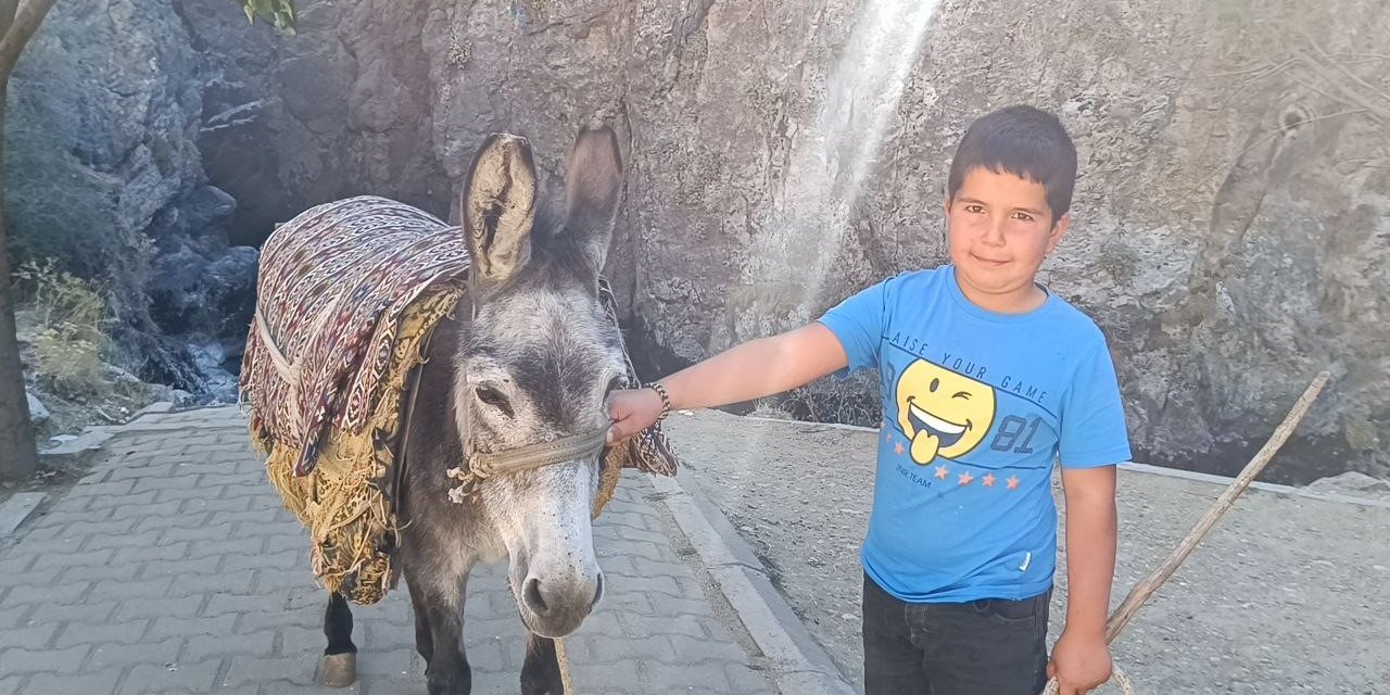 9 Yaşında Ekmeğinin Peşinde