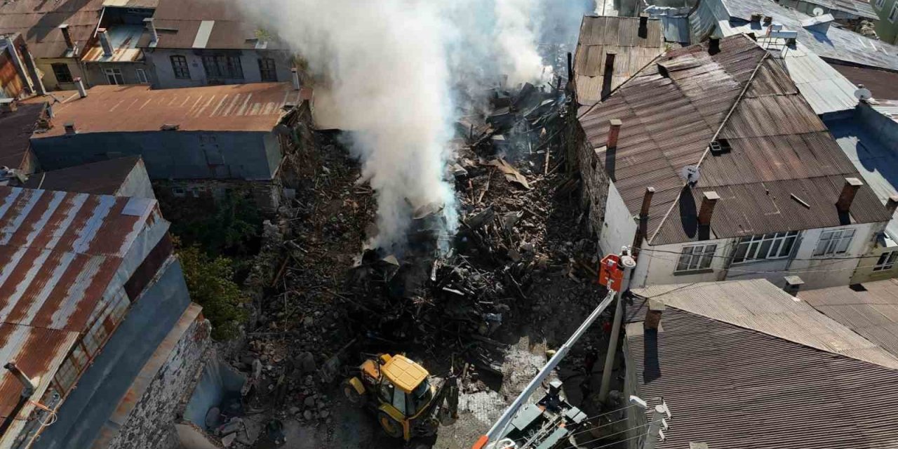 Konya’da 3 Evin Tamamen Yandığı Mahallede Enkaz Kaldırma İşlemleri Sürüyor
