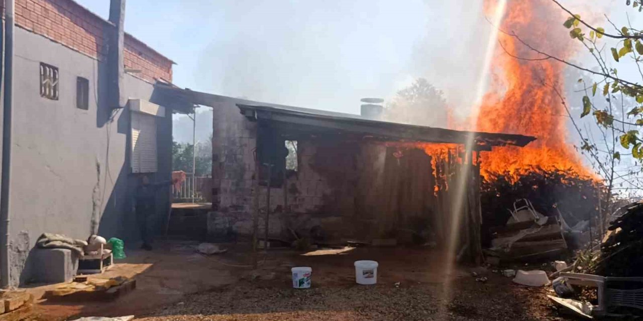 Evinin Etrafını Saran Alevlere Gözyaşları İçinde Hortumla Müdahale Etti