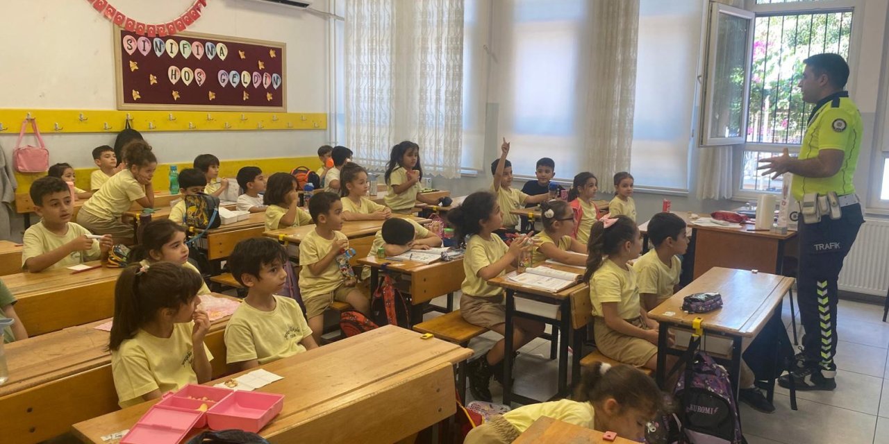 Mersin Polisinden Öğrencilere Güvenli Trafik Eğitimi