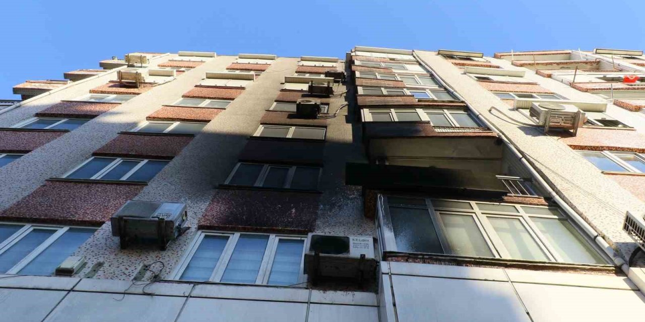 Antalya’da Cam Yüklü Kamyonet  Alev Alev Yandı, Gökyüzünü Siyah Dumanlar Kapladı