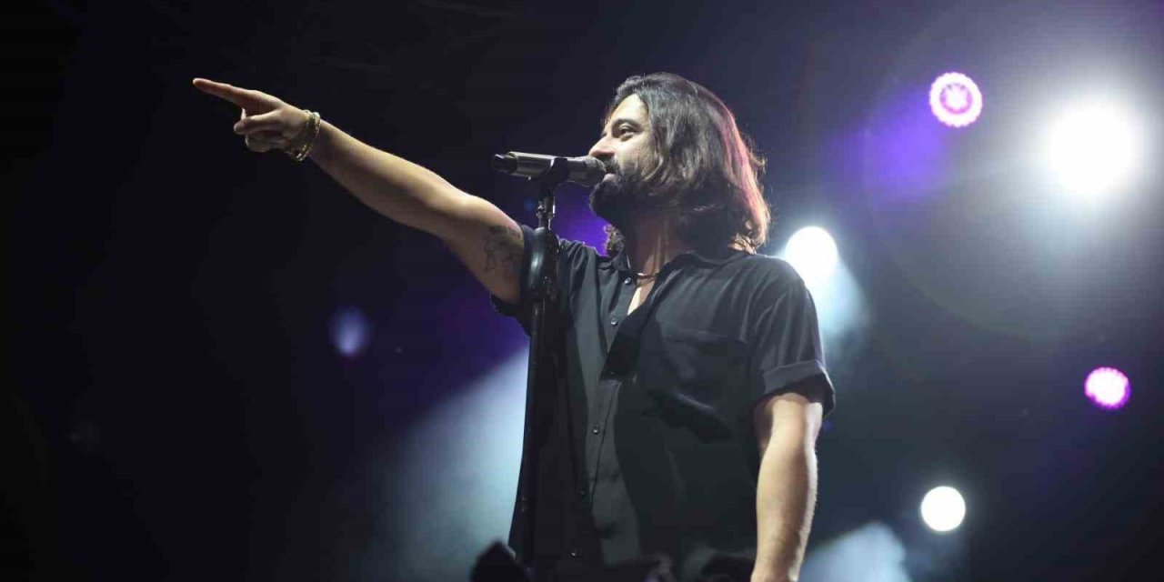 Kepez’de Cumhuriyet Bayramı Konserinde Koray Avcı Rüzgarı