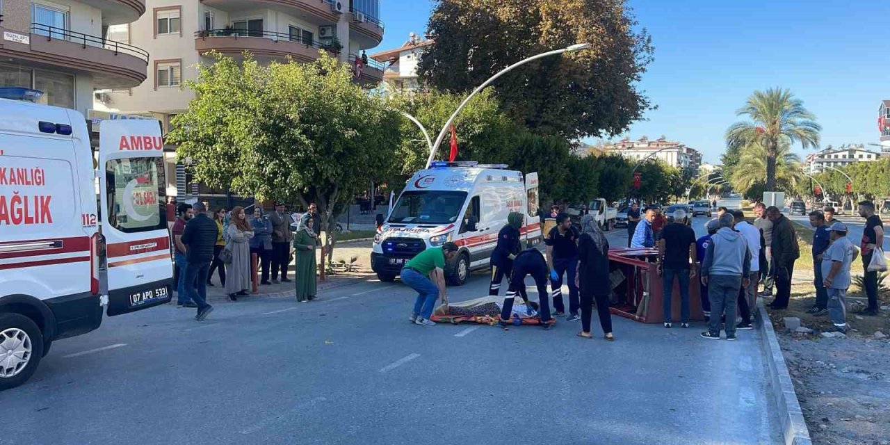 Otomobil, Orta Refüjdeki Yaya Geçidini Kullanan Akülü Motosiklete Çarptı: 2 Yaralı