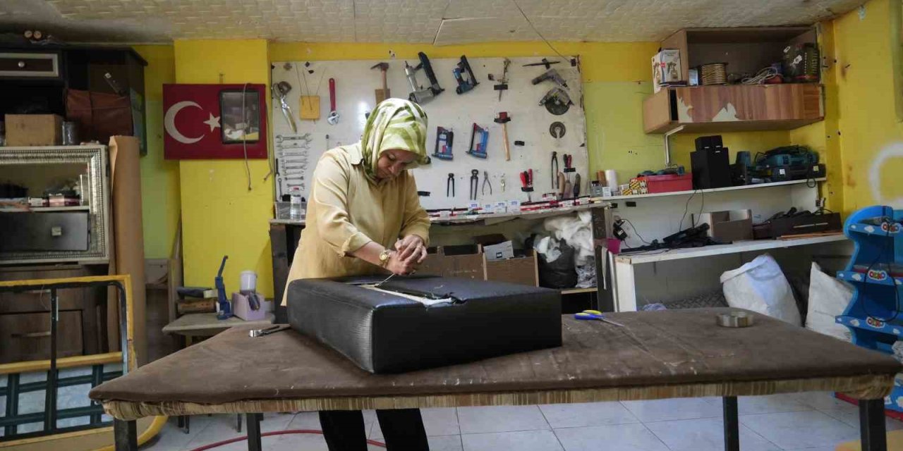 Eşi Vefat Edince İşi Devralan Elvide Usta 3 Yıldır Döşemecilik Yapıyor