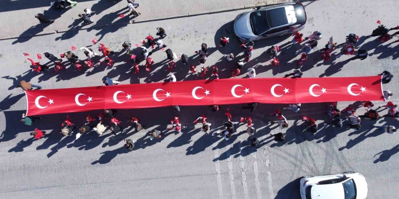 Anaokullu Öğrenciler Cumhuriyet’in 101’inci Yılında 101 Metrelik Türk Bayrağı Açtı