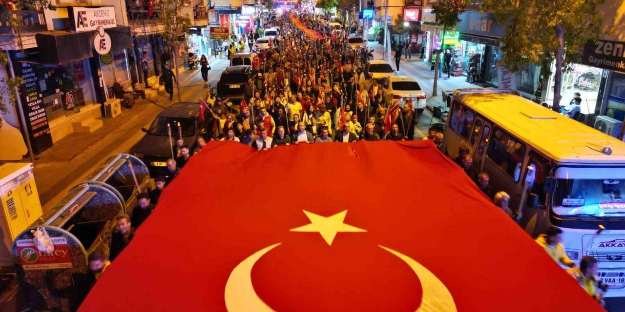 Mersin Erdemli’de Binlerce Kişi Meşaleli Bayrak Yürüyüşüne Katıldı