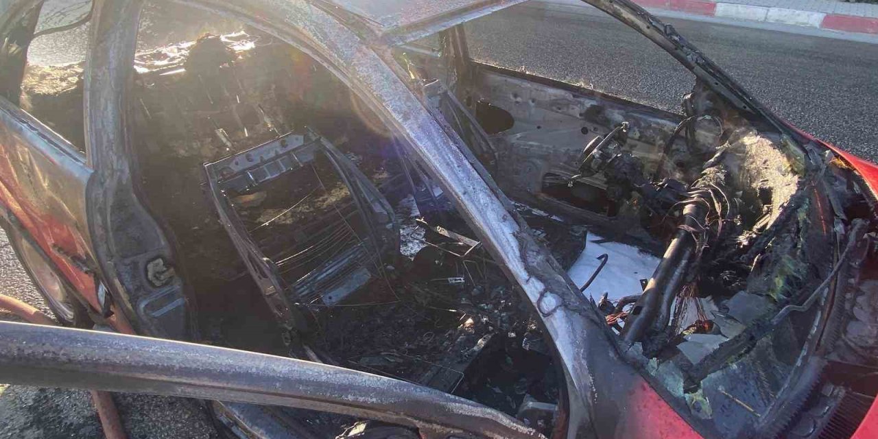 Çakmaklıktan Çıkan Yangın Aracını Küle Çevirdi