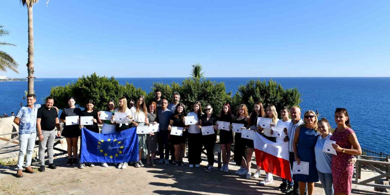 Erasmus Projesi İle Antalya’ya Gelen Gençler, Muratpaşa’dan Sertifikalarını Aldı