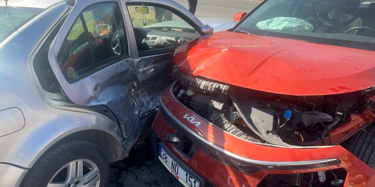 Otomobiller Kavşakta Çarpıştı: 3 Yaralı