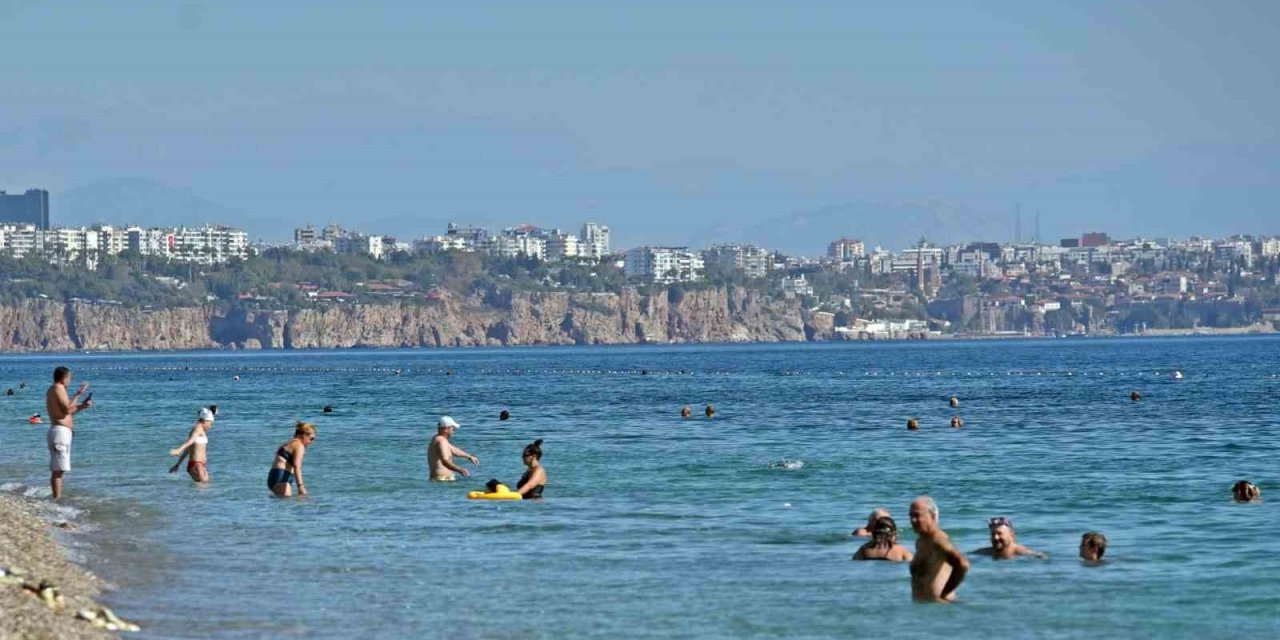 Antalya’dan Ekim Sonunda Yaz Ayı Tadında ’kıskandıran’ Görüntüler