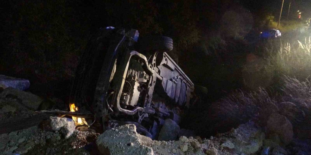 Çarpışan Otomobiller Kanala Uçtu, 6 Kişi Hafif Yaralandı