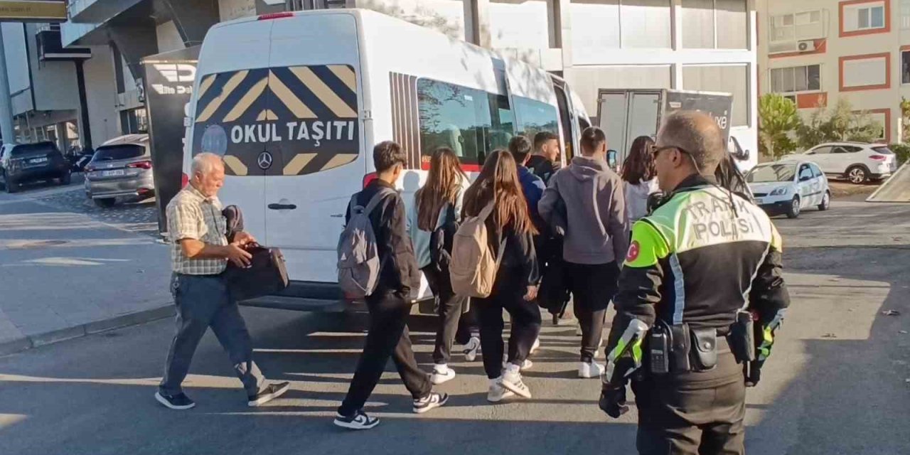 Muayenesi Geçen Servis Bağlandı, Öğrenciler Başka Servisle Yollarına Devam Etti