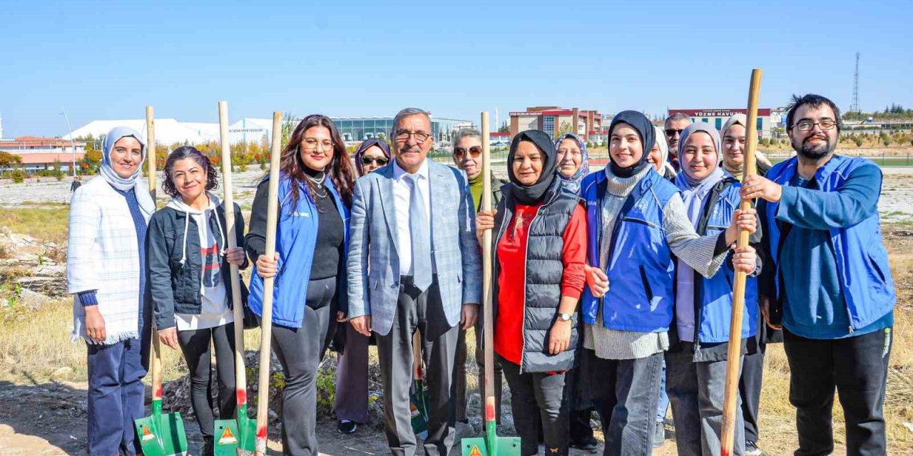 Kmü’de Cumhuriyet’in 101’nci Yılına Özel 101 Meşe Fidanı Toprakla Buluştu