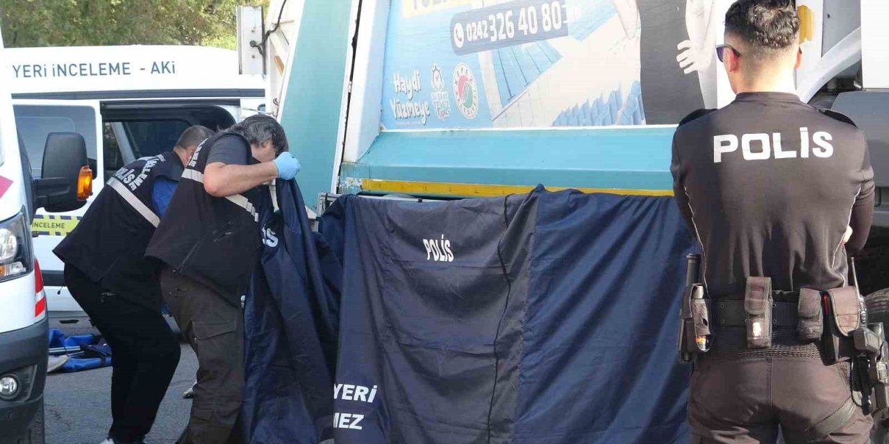 Bisikletiyle Düşüp Çöp Kamyonunun Altında Kalan 11 Yaşındaki Çocuk Hayatını Kaybetti