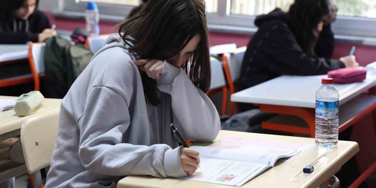 Öğrencilere 40 Yıllık Başarılı Kariyer Rahatlığı İçin ’azimli Çalışma’ Tavsiyesi