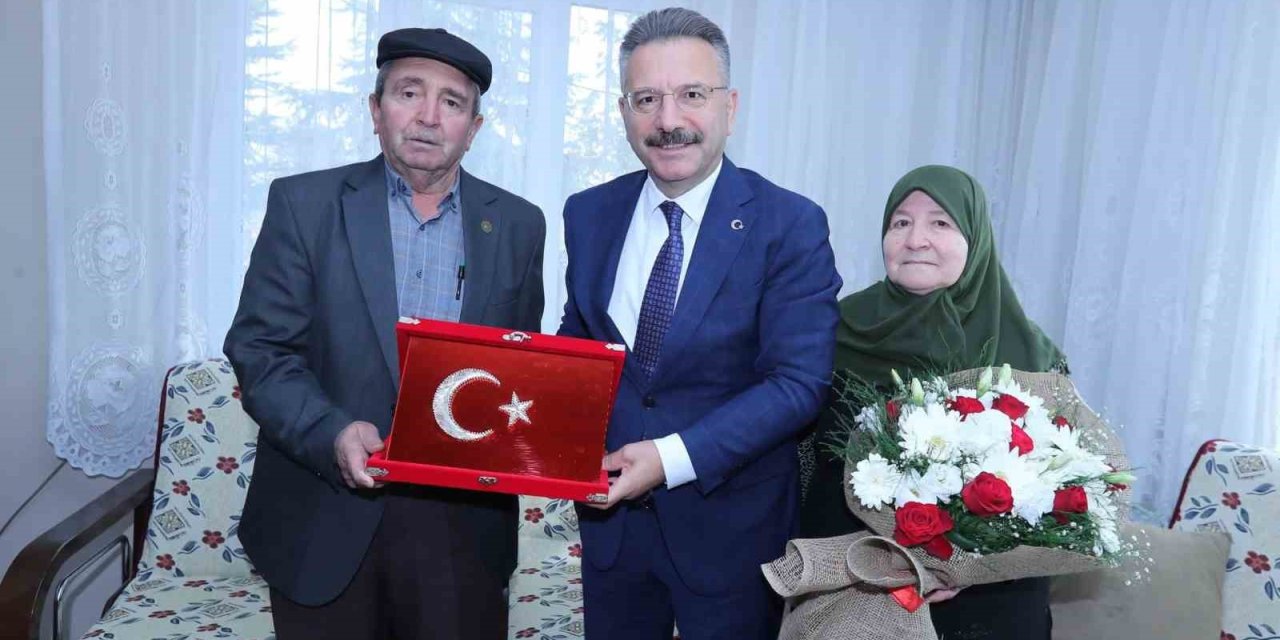 Vali Hüseyin Aksoy, Seyitgazi’deki Şehit Ailesini Ziyaret Etti