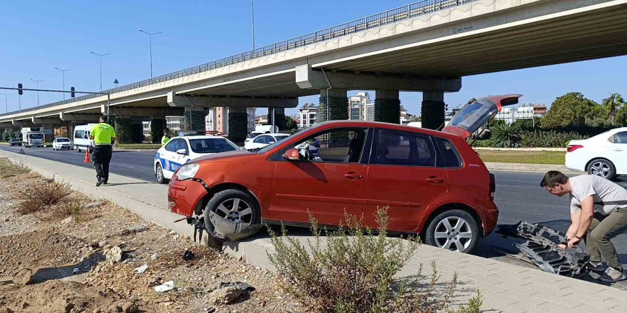 Virajı Alamayan Otomobil Kaldırıma Çıktı