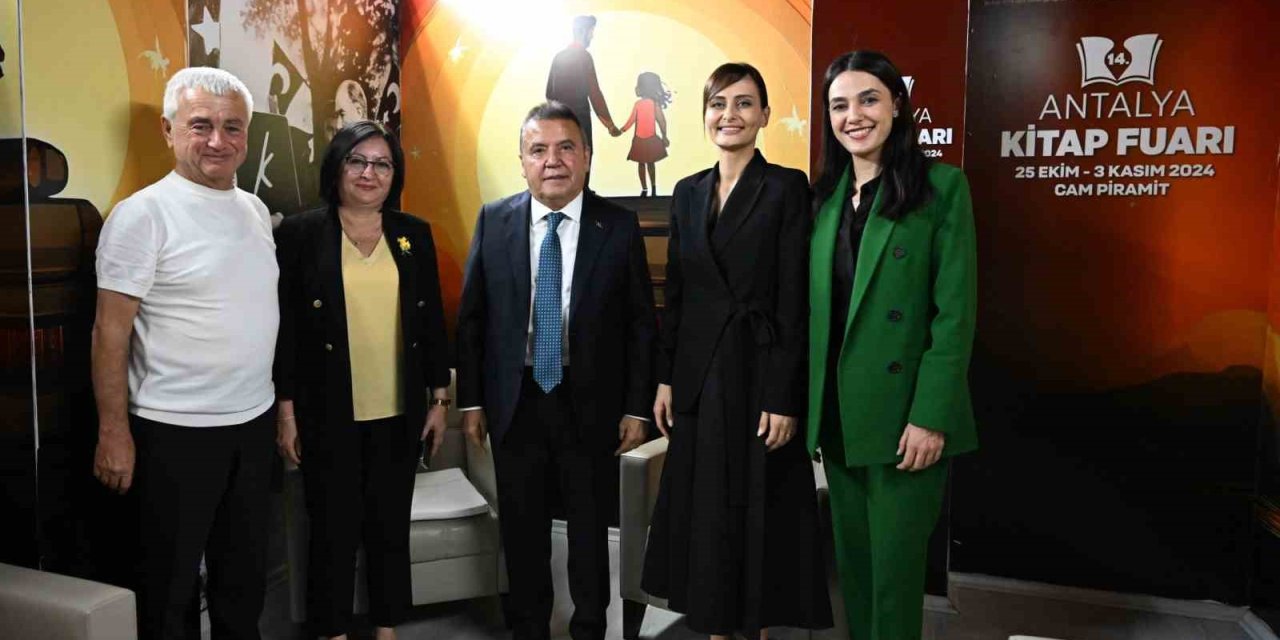 Antalya Kitap Fuarı’na Öğrencilerden Yoğun İlgi