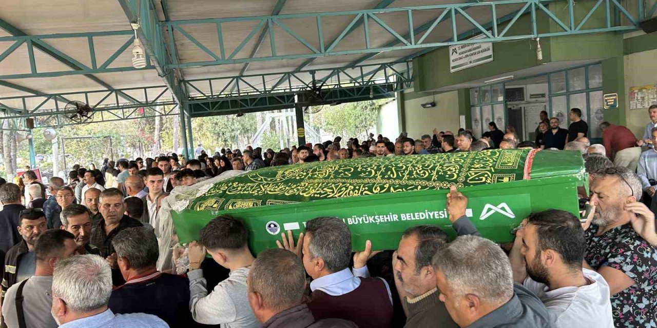 Kazada Ölen Üniversiteli Kız Öğrenci Gözyaşları İçinde Toprağa Verildi