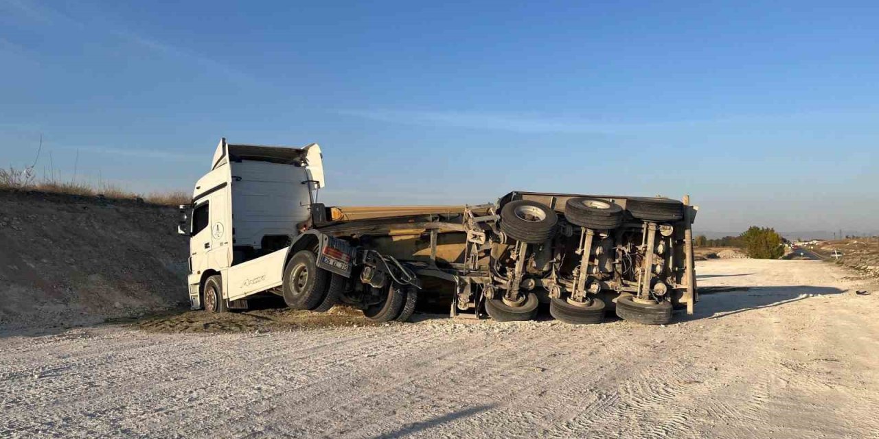 Kaza Yapan 2 Araca Çarpmamak İsterken Tırı Devirdi