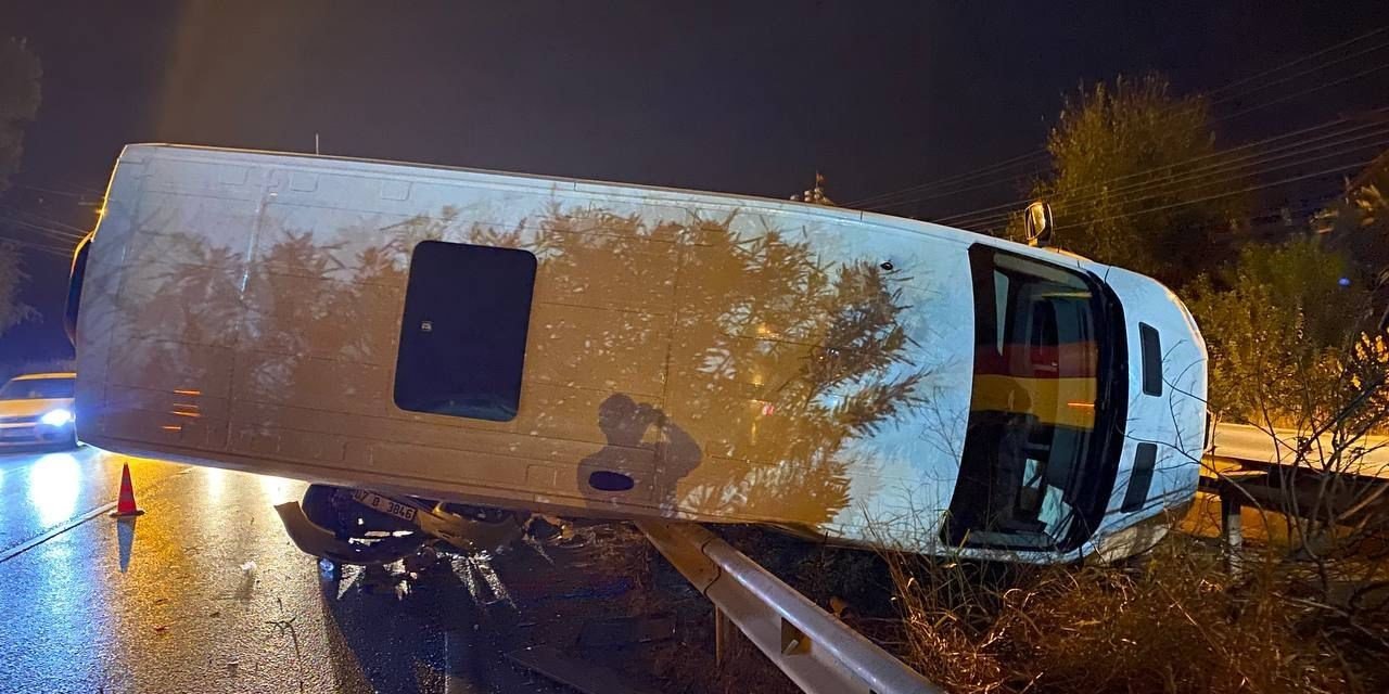 Otomobil İle Çarpışan Servis Minibüsü Yan Yattı, Şans Eseri Yaralanan Olmadı