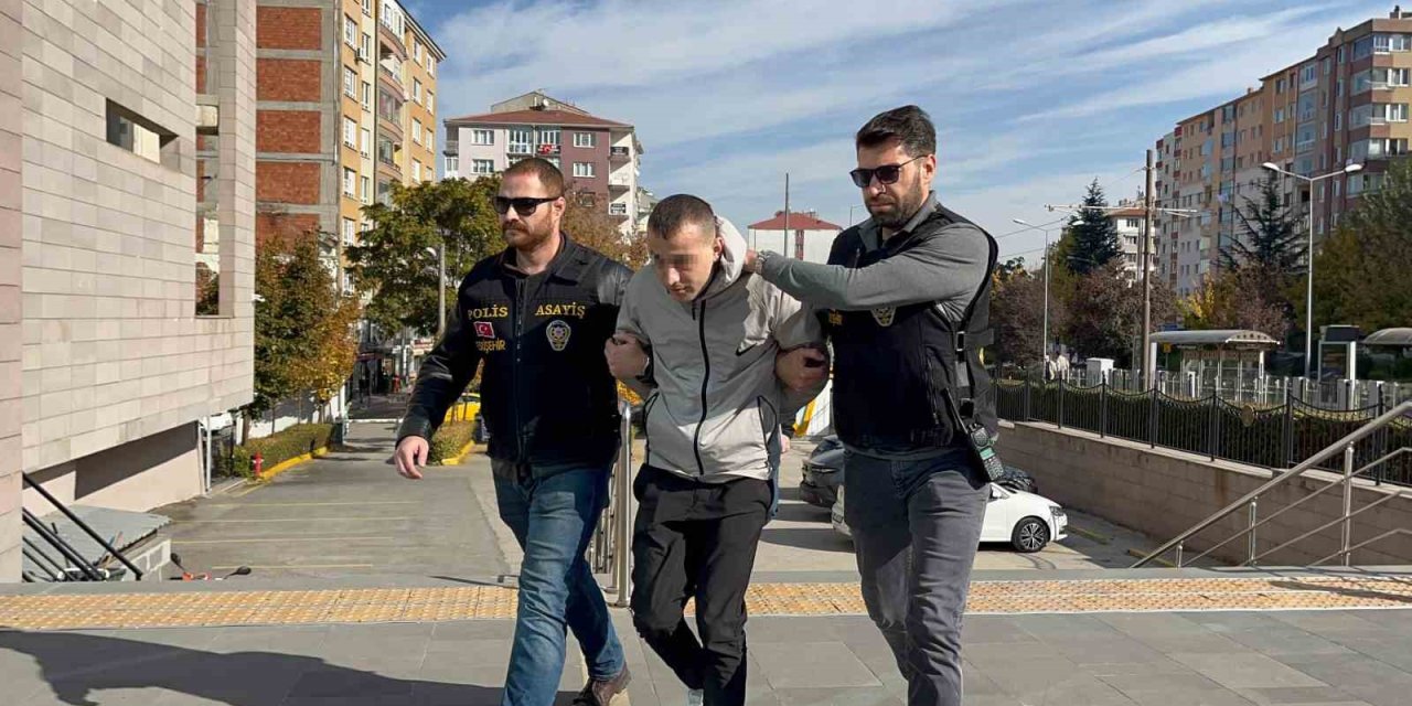 Eskişehir’de Aynı Gecede 2 Ayrı Silahlı Saldırı Yapan Şahıs Adliyeye Sevk Edildi