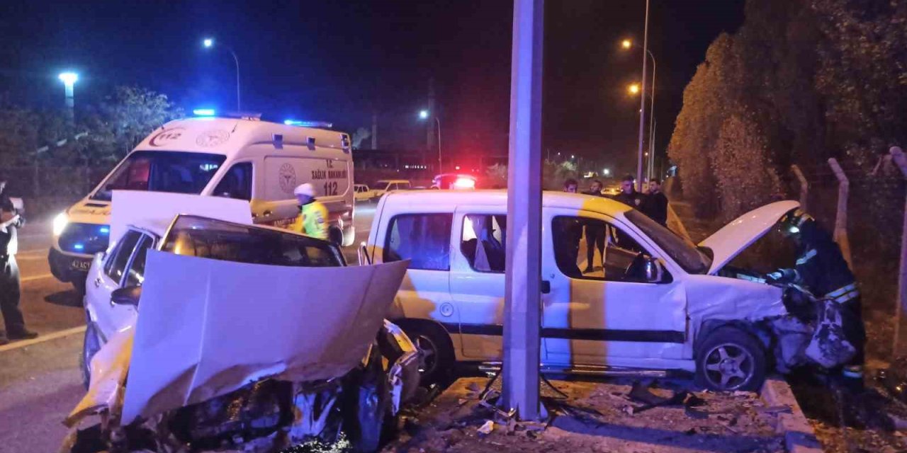 Konya’da Hafif Ticari Araç İle Otomobil Çarpıştı: 2 Yaralı