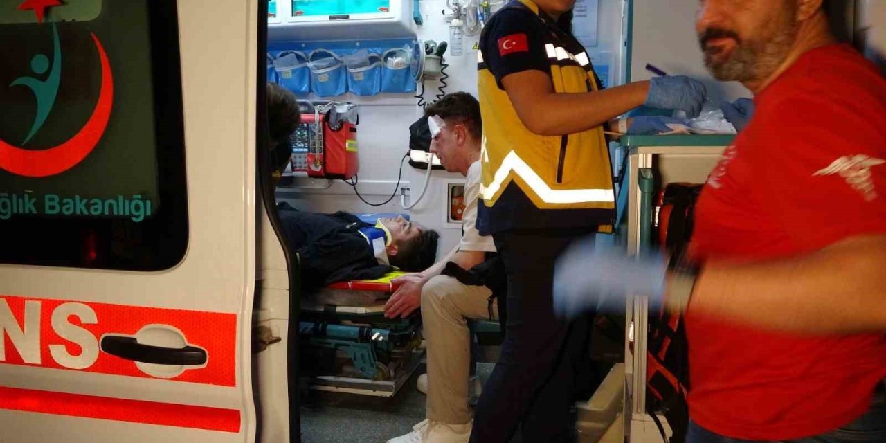 Motosiklet İle Kamyonet Çarpıştı: 2 Yaralı