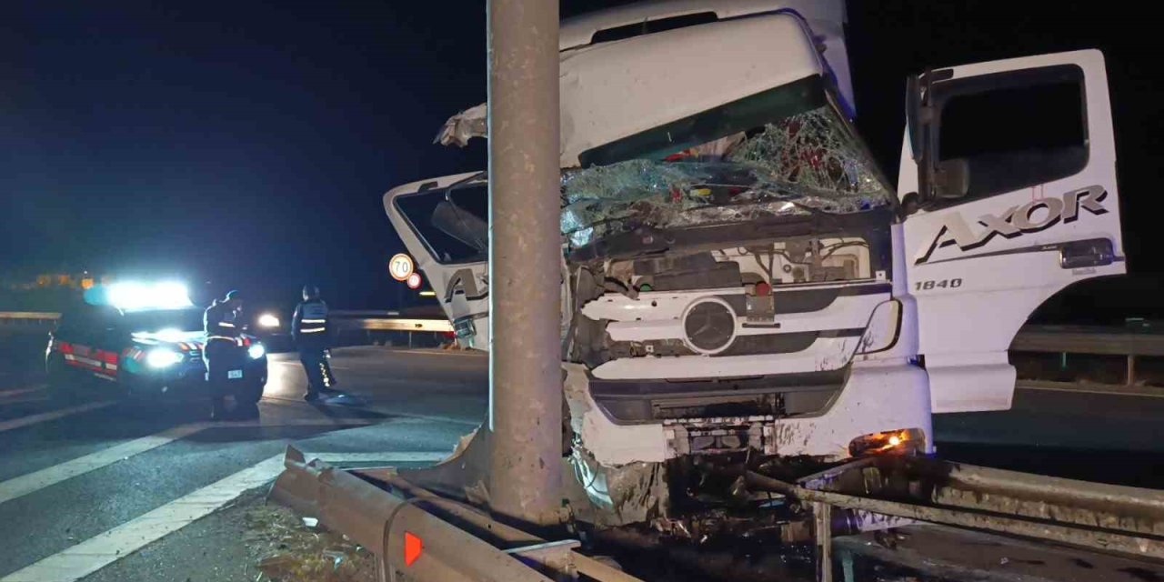 Tır Köprülü Kavşak Bariyerlerine Çarptı, Sürücü Yaralandı