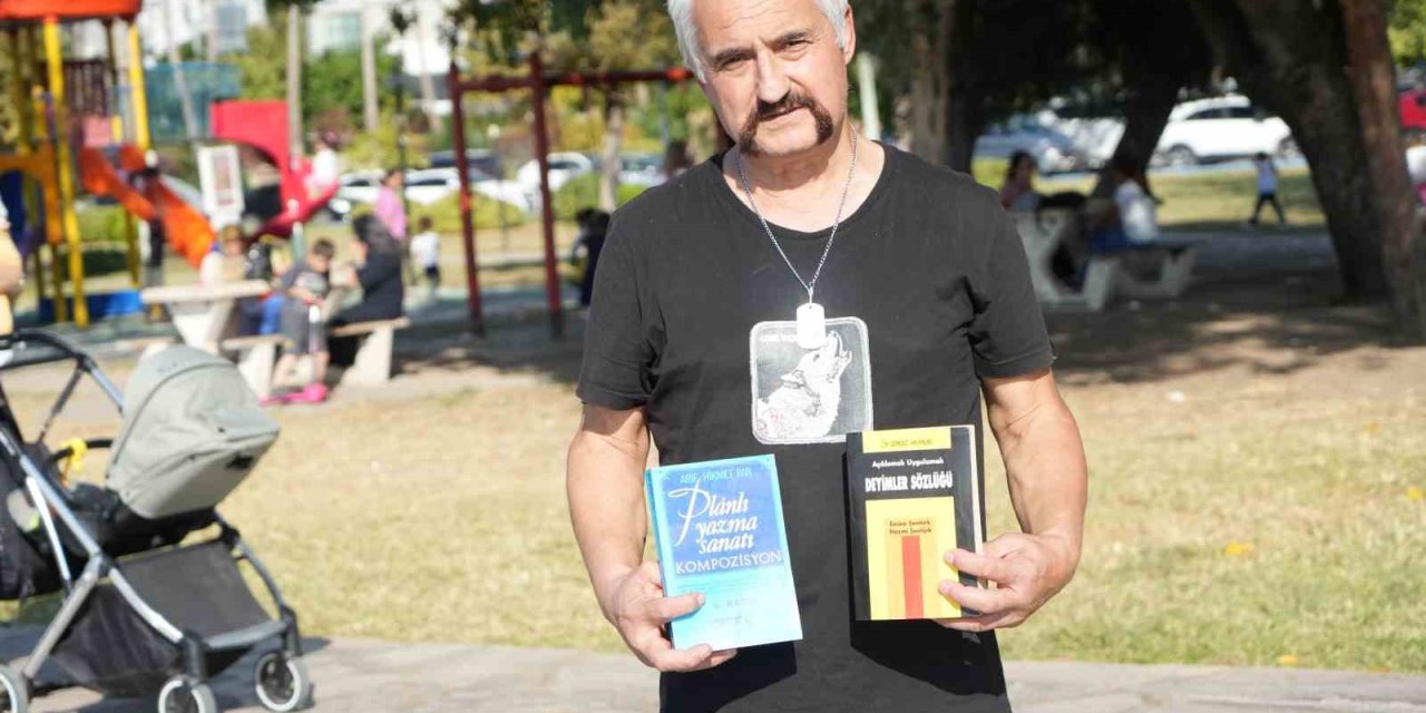 Otomobilini Kütüphaneye Çeviren Emekli Öğretmen 8 Yılda 100 Bini Aşkın Ücretsiz Kitap Dağıttı