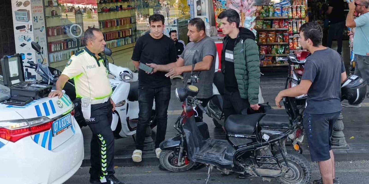 Kırmızı Işık İhlali Yapan Elektrikli Bisiklet, Motosiklete Çarptı:1 Yaralı