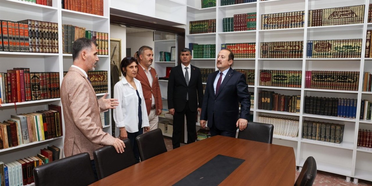 Vali Pehlivan, Kent Tarihi Müzesinde İncelemelerde Bulundu