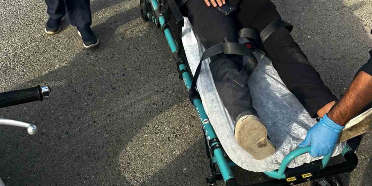 Otomobille Motosiklet Çarpıştı, Kurye Yaralandı