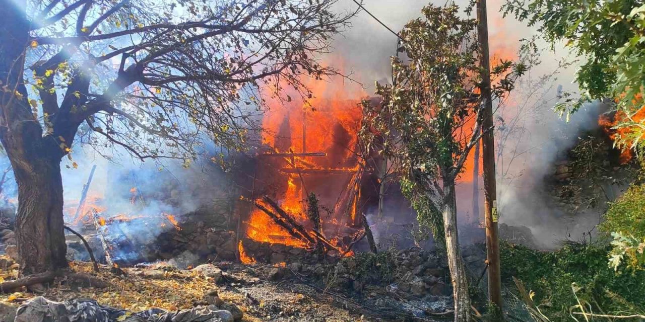 Mersin’de Çıkan Yangında Bir Ev Kül Oldu