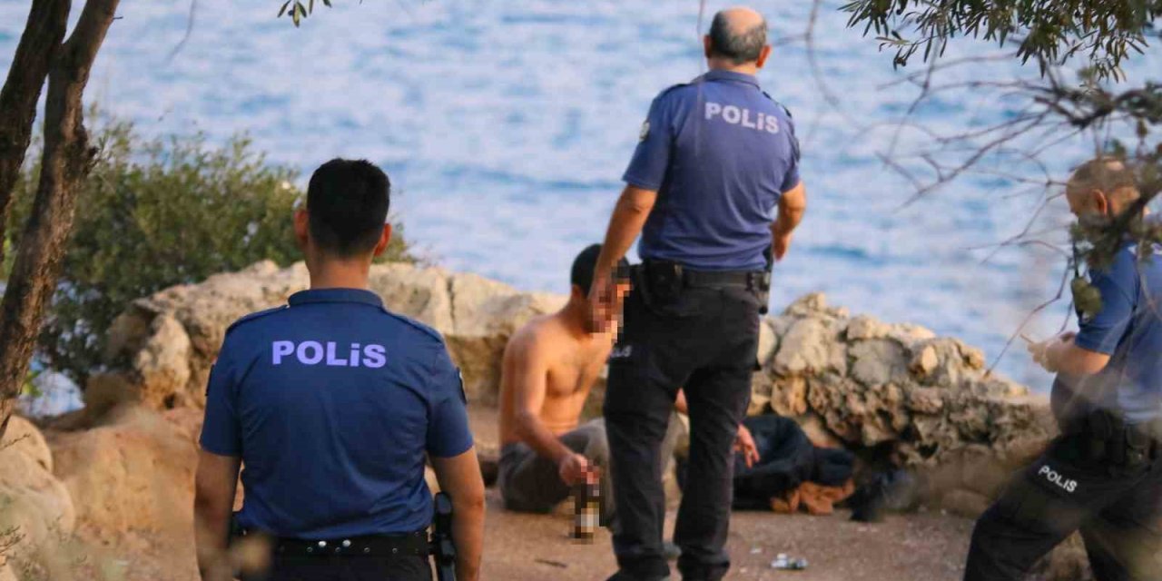 Antalya’da 40 Metrelik Falezlere Çıkan Şahıs Yürekleri Ağza Getirdi