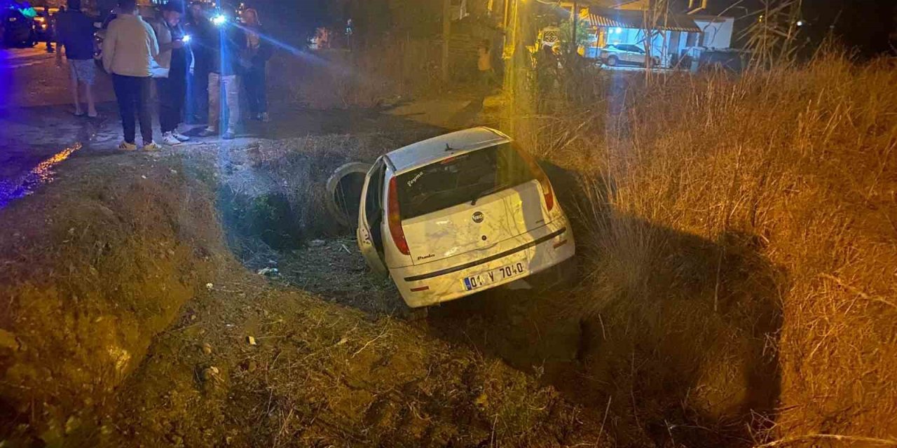 Antalya’da İki Otomobil Kavşakta Çarpıştı: 3 Yaralı