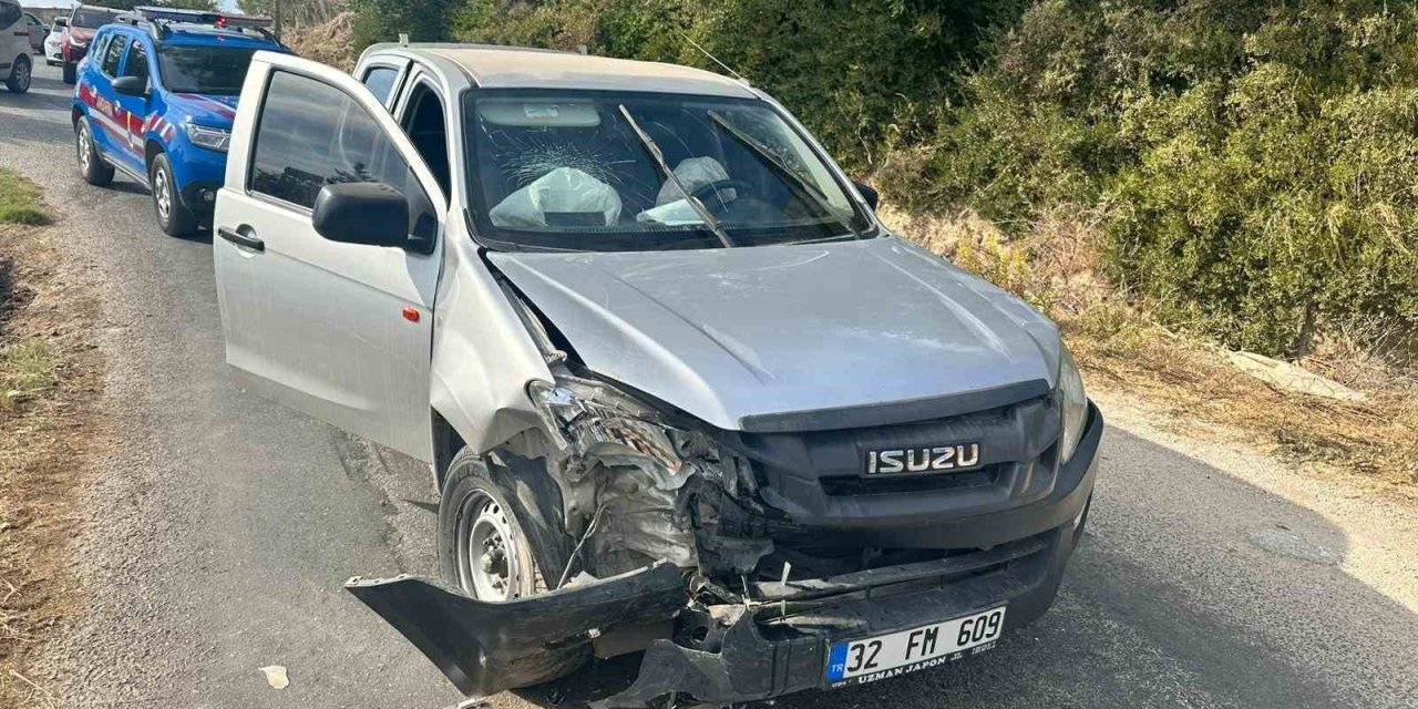 Manavgat’ta Kamyonet İle Otomobil Çarpıştı: 3 Yaralı