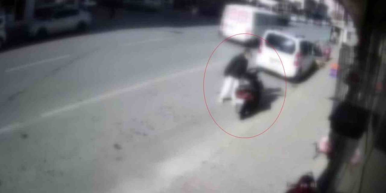 Park Halindeki Motosikletten Cep Telefonu Çaldılar