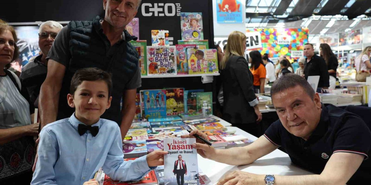 Antalya Kitap Fuarı’nı 1 Milyon 56 Bin Kişi Ziyaret Etti