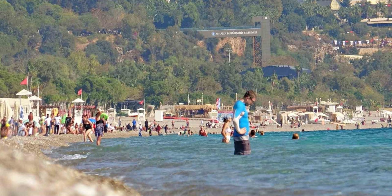 Antalya’da Deniz Suyu Sıcaklığı, Hava Sıcaklığını Yakaladı