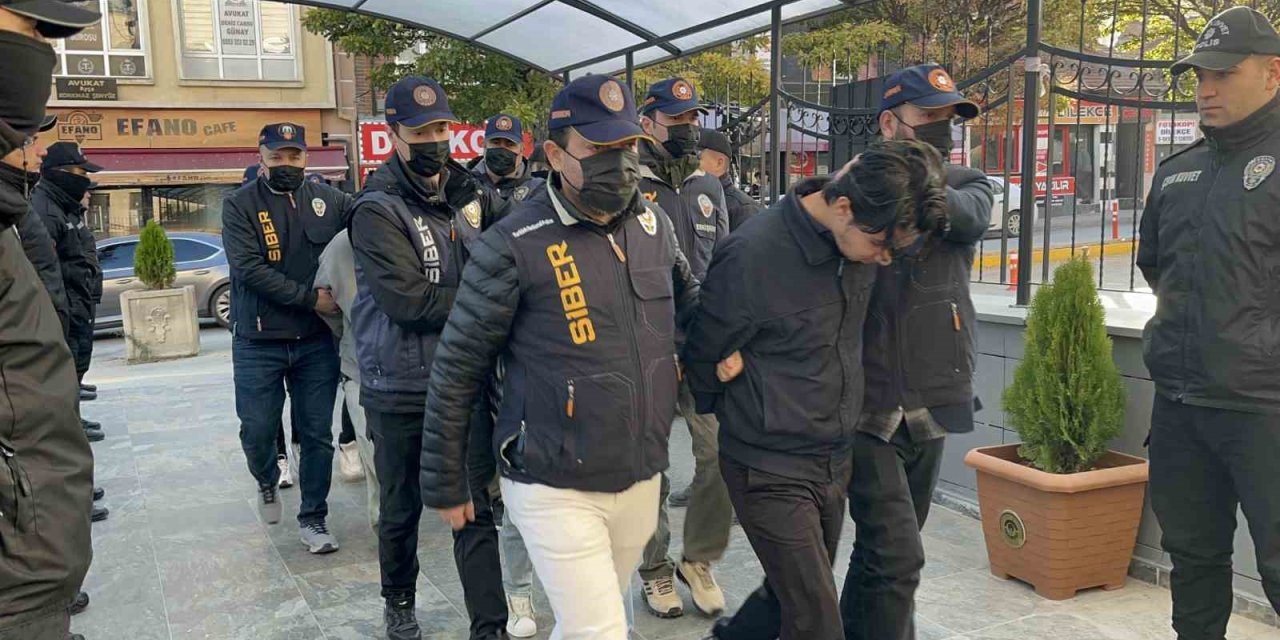 Sosyal Medya Üzerinden Kazanç Vaadiyle Dolandırıcılık Yapan 5 Şüpheliden 4’ü Tutuklandı