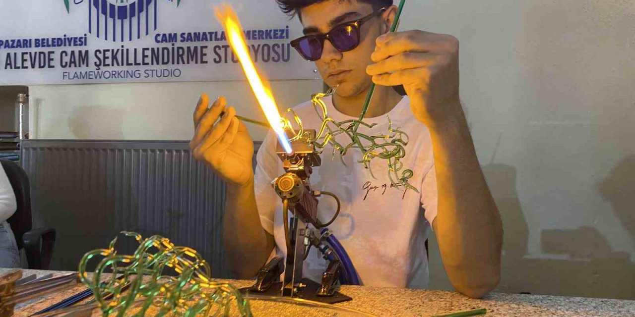 Eskişehir’in En Genç Cam Sanatı Ustası: “elim Yansa Da Bunun Sevgisiyle Hala Devam Ediyorum”