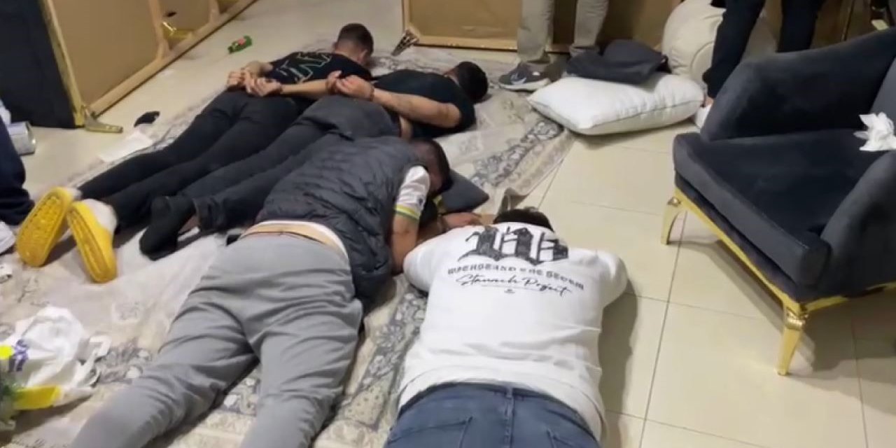 Mersin’de Maskeler Ve Silahlar Ele Geçirildi: 4 Gözaltı