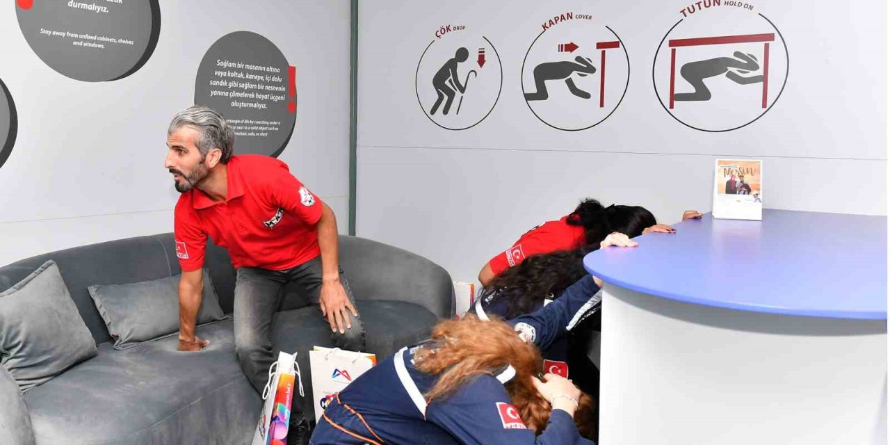 Mersin’de Muhtarlara Afet Farkındalık Eğitimi Veriliyor