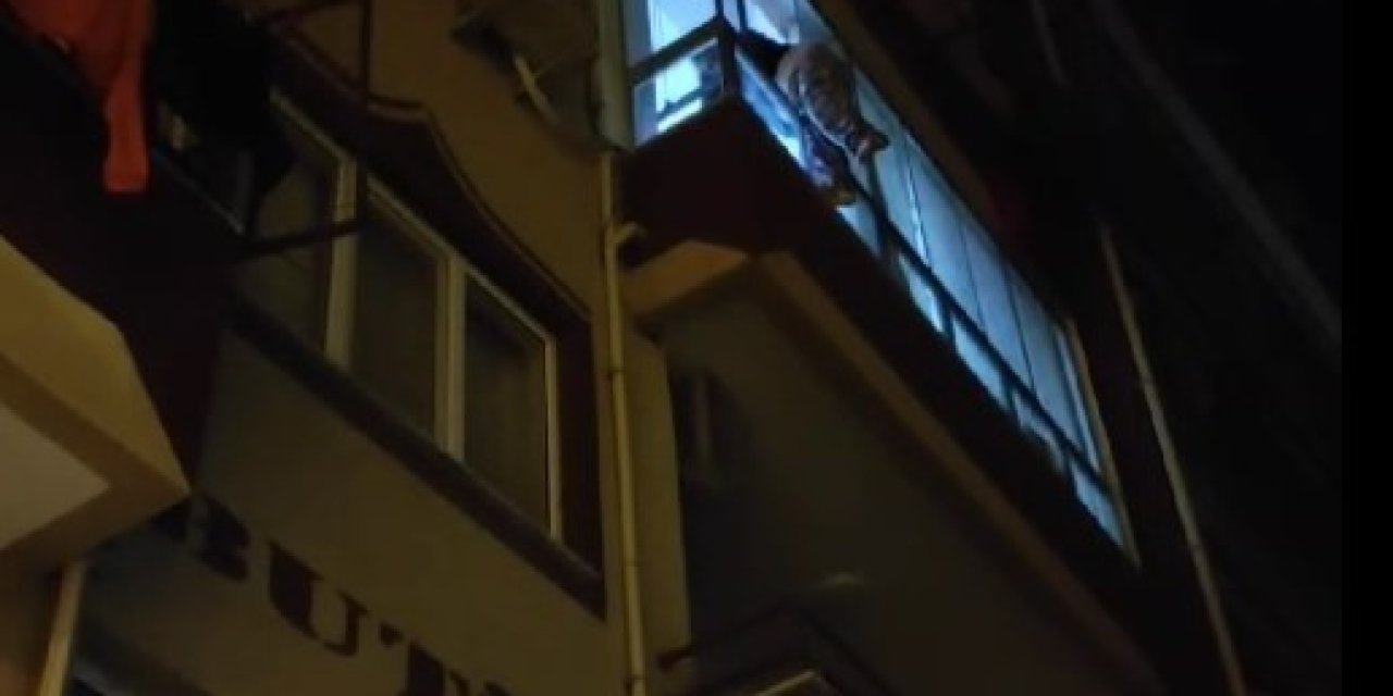 Pencereden Kendini Sarkıtan Kadın, Polisin ’herkes Senin Şarkılarından Mutlu’ Sözüyle İkna Oldu