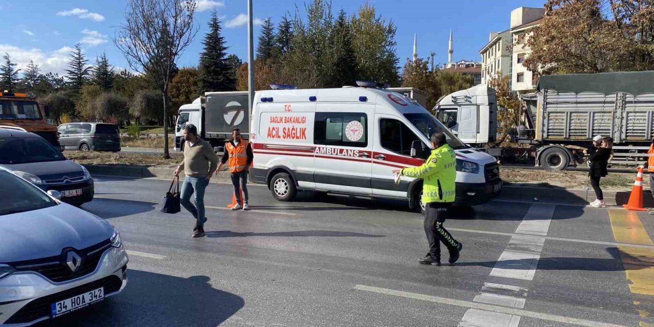 Karşıdan Karşıya Geçmeye Çalışan Yaya Otomobil Çarptı